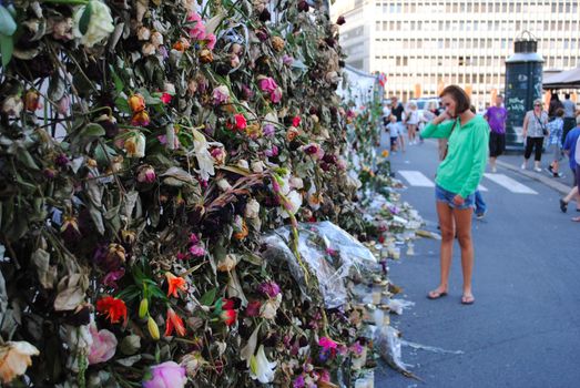 A wall of roses in central Oslo commemorating the victims after the terrorist attacks 22.07.2011.