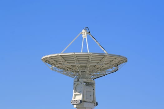 Big satellite dish over clear blue sky.
