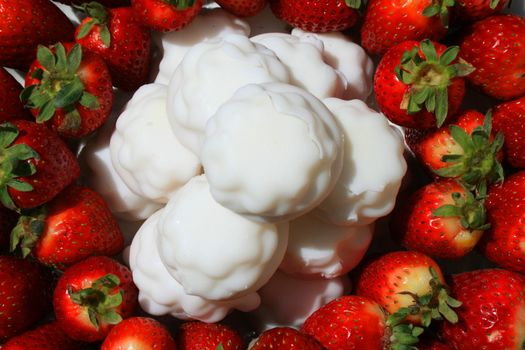 Close up of the strawberries with marshmellow cookies.
