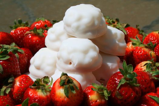 Close up of the strawberries with marshmellow cookies.
