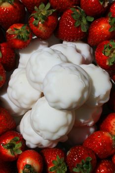 Close up of the strawberries with marshmellow cookies.
