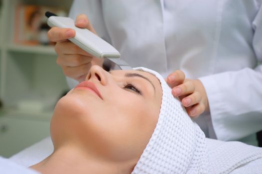 woman getting ultrasound skin cleaning at beauty salon
