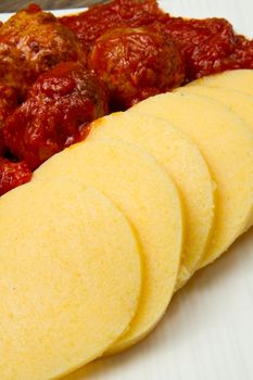 sliced ​​polenta with meatballs