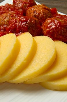 sliced ​​polenta with meatballs