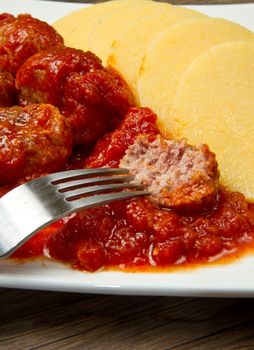 sliced ​​polenta with meatballs