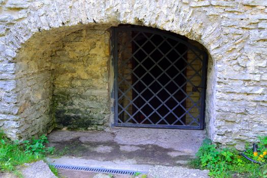 Input in a stone vault