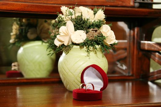 Rings gold flowers rose white casket red