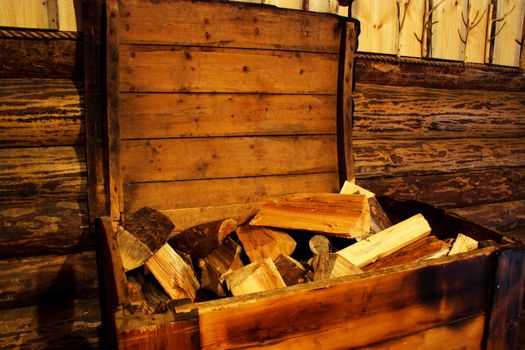 Foto of firewood lying in old wood chest