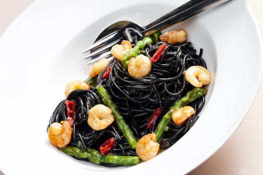 sepia spaghetti with prawns, asparagus and chilli