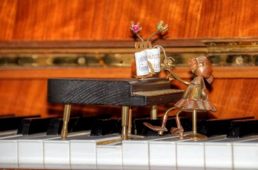 piano figurine