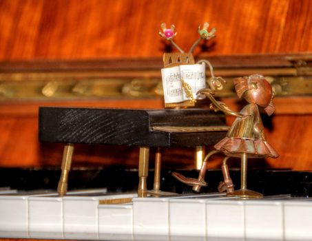 piano figurine