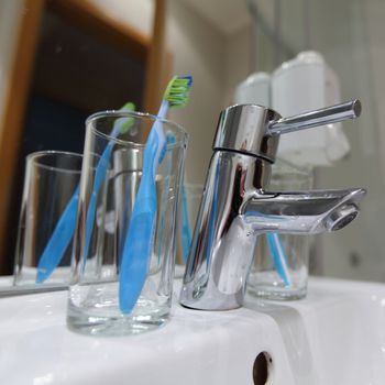 teeth cleaning glass faucet