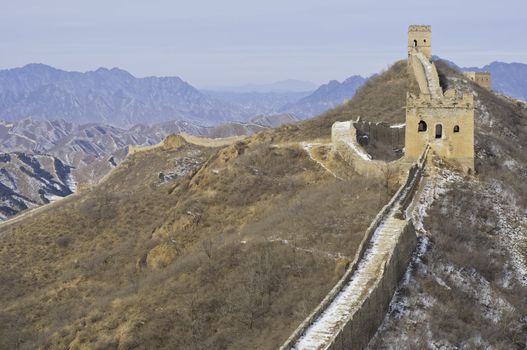 Sunlit view of the great wall of china during the winter