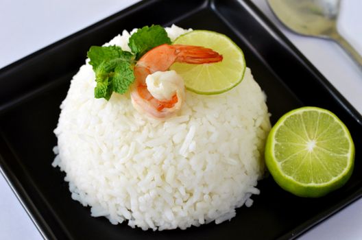  steamed rice served with fresh lemon and shrimp , waiting food