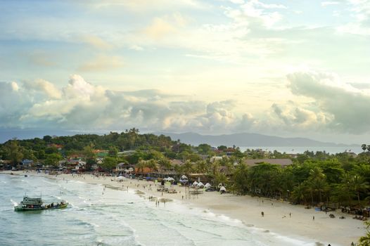 Haad Rin   is a peninsular beach area and town on the southern tip of Kohphangan . The famous Full Moon Party takes place on Sunrise Beach each month. 