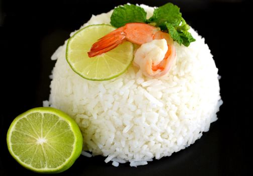  steamed rice served with fresh lemon and shrimp , waiting food