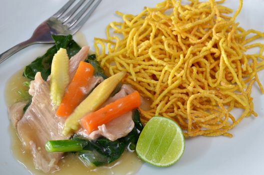 crispy yellow noodle with in a creamy gravy sauce