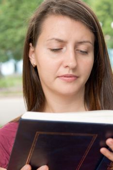 girl reads the book in park
