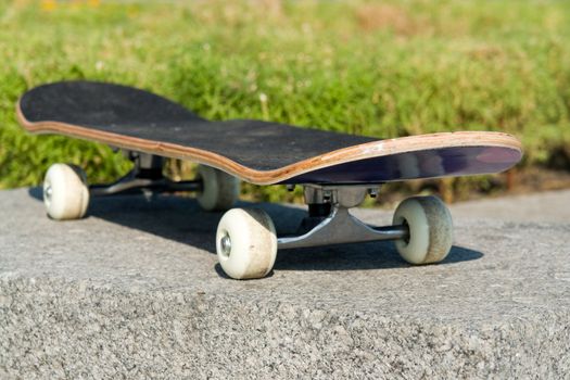 Skate board with green lawn at background