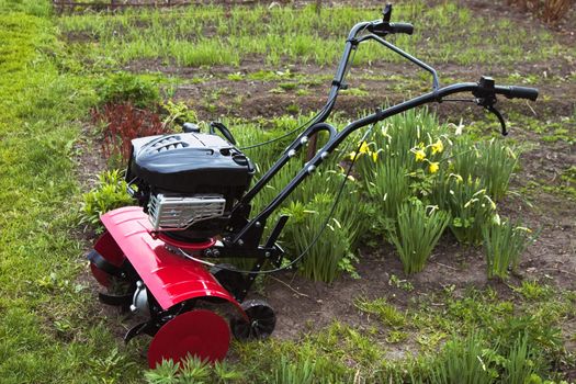 Cultivator for cultivating small plots of land
