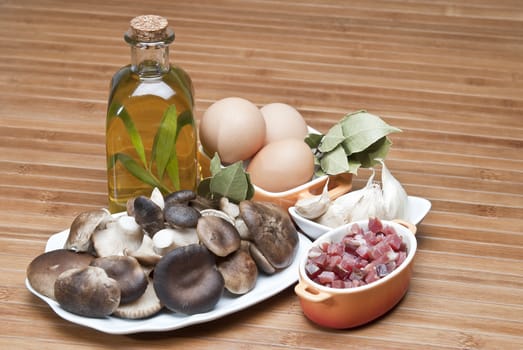 Mushrooms, eggs, ham and olive oil to cook a good menu.