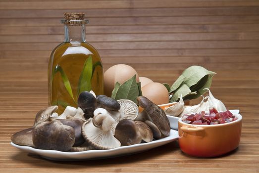 Mushrooms, eggs, ham and olive oil to cook a good menu.