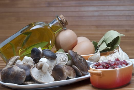 Mushrooms, eggs, ham and olive oil to cook a good menu.