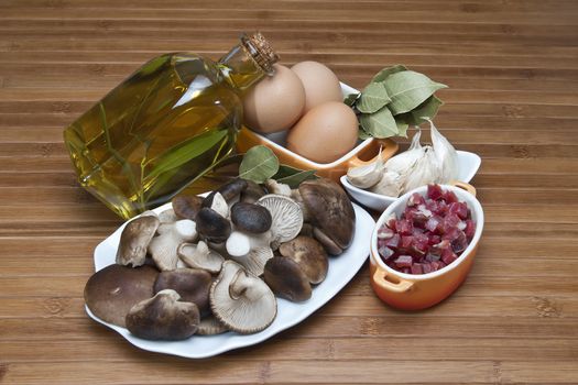 Mushrooms, eggs, ham and olive oil to cook a good menu.