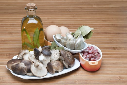 Mushrooms, eggs, ham and olive oil to cook a good menu.