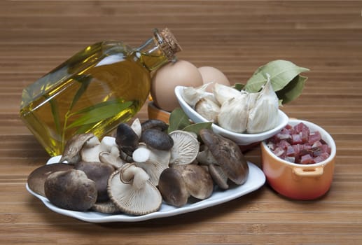 Mushrooms, eggs, ham and olive oil to cook a good menu.