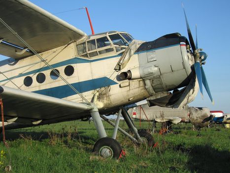 Engine and wing propeller airplane for air flying