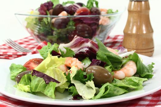 mixed leaf salad with shrimp and tomatoes