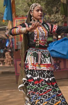 Female kalbelia dancer in traditional tribal dress performing at the annual Sarujkund Fair near Delhi, India