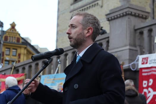 Bård Vegar Solhjell (born December 22, 1971 in Kristiansand) is a Norwegian politician for the Socialist Left Party (Sosialistisk Venstreparti). Here he is speaking at a demonstration against the EUs employment agency directive.