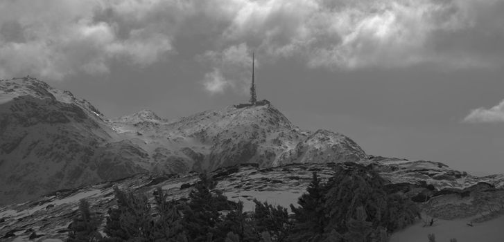 Communication antenna on the mountain