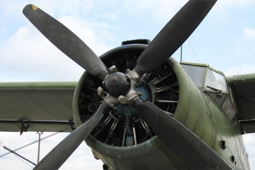 Engine and wing propeller airplane for air flying