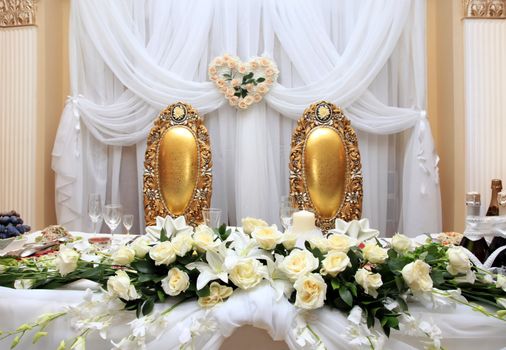 Table set for wedding dinner decorated with flowers