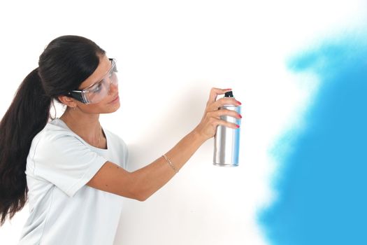  woman paints the wall of balon