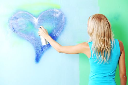  woman paints the wall of balon