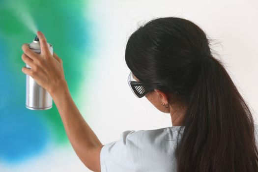 woman paints the wall of balon