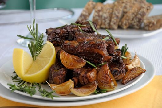  Grilled pork ribs marinated in tea, onion and garlic