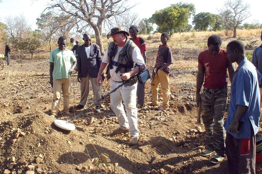 At the goldmine of Poura, a French arrived with a large metal detector. This still unknown technology causes curiosity and covetousness. A demonstration is one �ventement, the minor here work with tools of fortunes like plastic basins and pickaxes.                                  