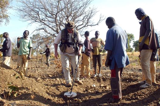 At the goldmine of Poura, a French arrived with a large metal detector. This still unknown technology causes curiosity and covetousness. A demonstration is one �ventement, the minor here work with tools of fortunes like plastic basins and pickaxes.                                  