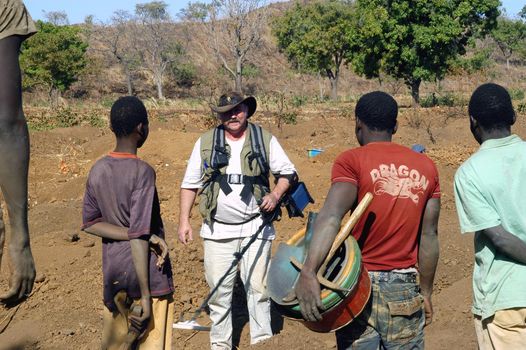 At the goldmine of Poura, a French arrived with a large metal detector. This still unknown technology causes curiosity and covetousness. A demonstration is one �ventement, the minor here work with tools of fortunes like plastic basins and pickaxes.                                  
