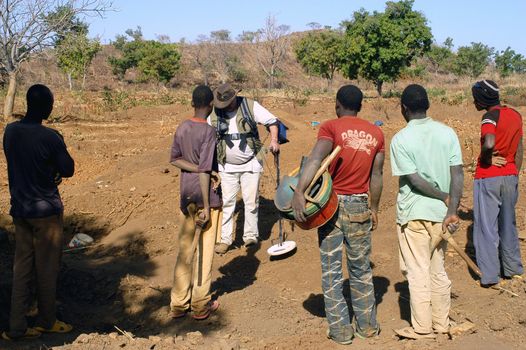 At the goldmine of Poura, a French arrived with a large metal detector. This still unknown technology causes curiosity and covetousness. A demonstration is one �ventement, the minor here work with tools of fortunes like plastic basins and pickaxes.                                  