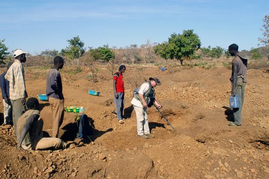 At the goldmine of Poura, a French arrived with a large metal detector. This still unknown technology causes curiosity and covetousness. A demonstration is one �ventement, the minor here work with tools of fortunes like plastic basins and pickaxes.                                  
