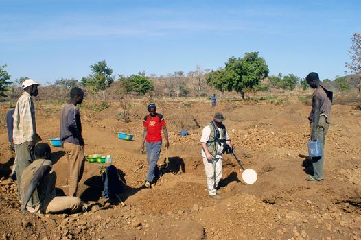 At the goldmine of Poura, a French arrived with a large metal detector. This still unknown technology causes curiosity and covetousness. A demonstration is one �ventement, the minor here work with tools of fortunes like plastic basins and pickaxes.                                  