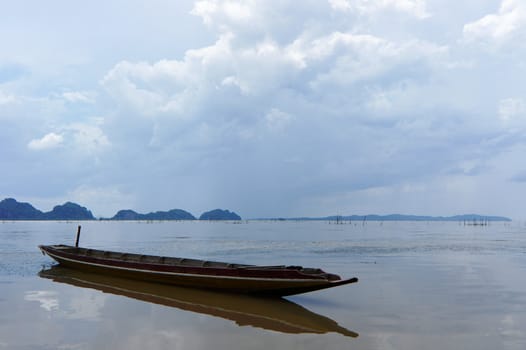 Fishing boats to the island nest.