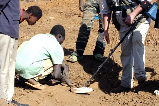 At the goldmine of Poura, a French arrived with a large metal detector. This still unknown technology causes curiosity and covetousness. A demonstration is one �ventement, the minor here work with tools of fortunes like plastic basins and pickaxes.                                  