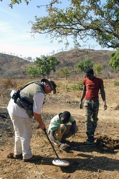At the goldmine of Poura, a French arrived with a large metal detector. This still unknown technology causes curiosity and covetousness. A demonstration is one �ventement, the minor here work with tools of fortunes like plastic basins and pickaxes.                                  